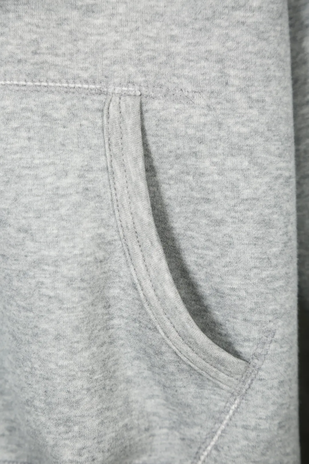 P240 Actual photo [Evergreen for all seasons] Style number: 25003# Color: off-white/light pink/light blue/oatmeal gray/light floral gray/dark floral gray/red/brown/black and red label/black and white label/saffron label/hidden white label Size: S to 370g double-sided cotton heavyweight fabric✅ - Original same 7.5CM widened thread processing✅ - Front collar patchwork triangle block, four-needle six-thread topstitch design✅ - RL four-season classic style, loose fit, easy for both men and women to control, simple and clean, versatile, no mistakes, exposed topstitching, patchwork triangle, 1.3cm retro primary color hook drawstring, full of details
